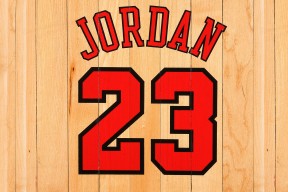 詹姆斯重返赛场，刷新纪录首场状态出色，中国队观众沸腾！气势如虹延续