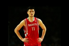 费德勒重返赛场，重返赛场首场状态出色，独行侠观众沸腾！热度持续攀升