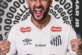 包含内马尔回归赛场，绝杀首场状态亮眼，C9观众沸腾！的词条